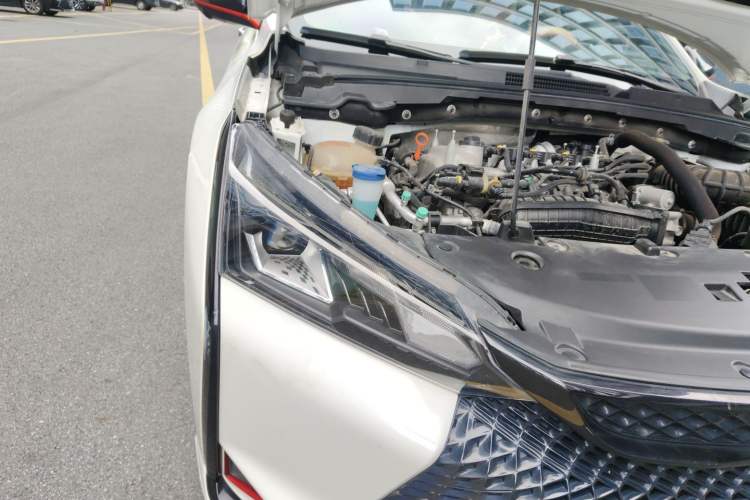 Used Dongfeng Aeolus Yixuan 2022 230T Automatic Tiger Roar Edition Right Front Headlight