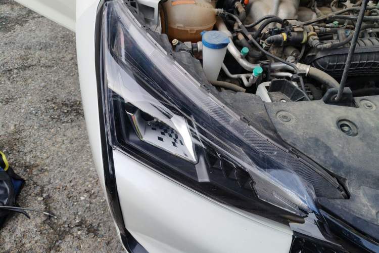 Used Dongfeng Aeolus Yixuan 2022 230T Automatic Adaptive-Beam Knight Edition Right Front Headlight