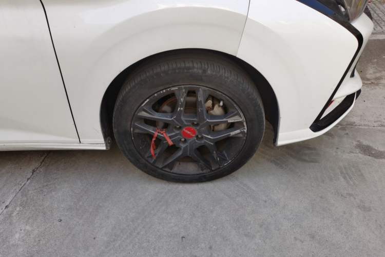 Used Dongfeng Aeolus Yixuan 2022 230T Automatic Adaptive-Beam Knight Edition Right Front Wheel Hub