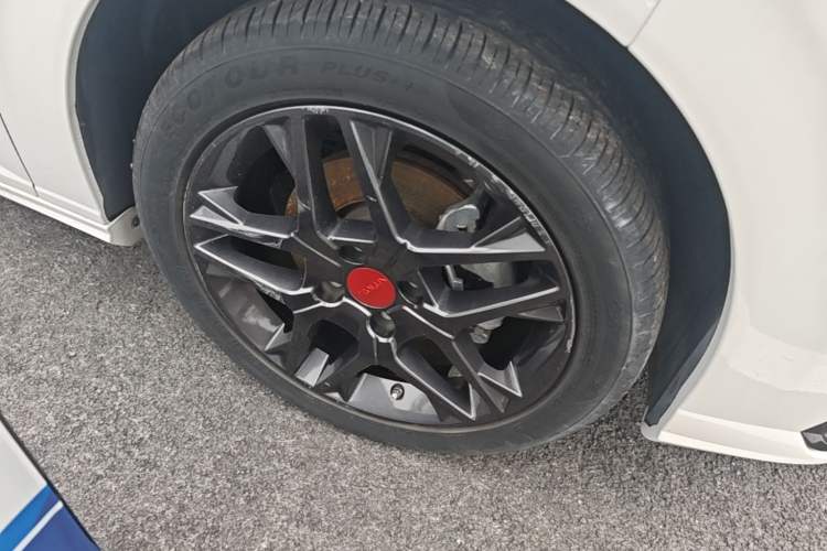Used Dongfeng Aeolus Yixuan 2022 230T Automatic Adaptive-Beam Knight Edition Right Front Wheel Hub