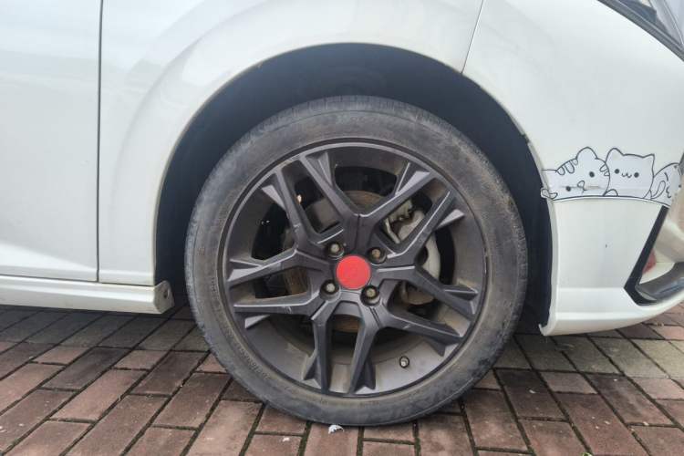 Used Dongfeng Aeolus Yixuan 2022 230T Automatic Adaptive-Beam Knight Edition Right Front Wheel Hub