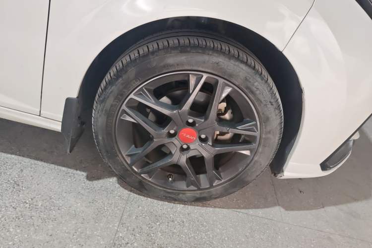Used Dongfeng Aeolus Yixuan 2022 230T Automatic Adaptive-Beam Knight Edition Right Front Wheel Hub