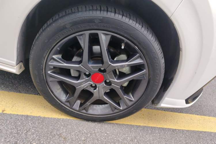 Used Dongfeng Aeolus Yixuan 2022 230T Automatic Tiger Roar Edition Right Front Wheel Hub