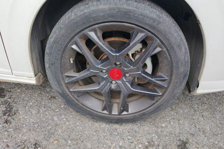 Used Dongfeng Aeolus Yixuan 2022 230T Automatic Adaptive-Beam Knight Edition Right Front Wheel Hub