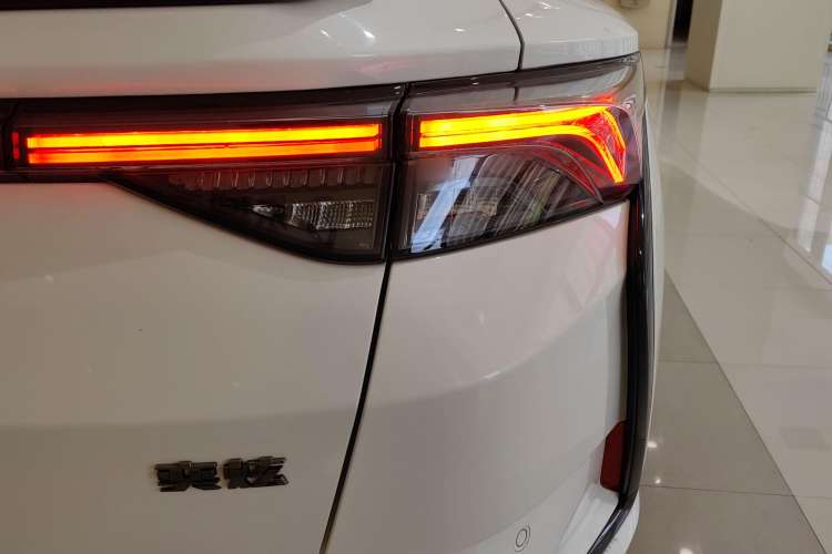 Used Dongfeng Aeolus Yixuan 2022 230T Automatic Adaptive-Beam Knight Edition Right Rear Taillight