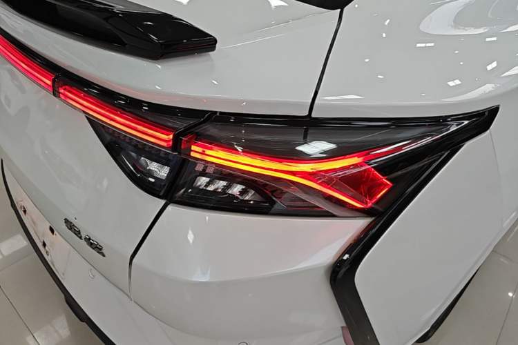 Used Dongfeng Aeolus Yixuan 2022 230T Automatic Adaptive-Beam Knight Edition Right Rear Taillight