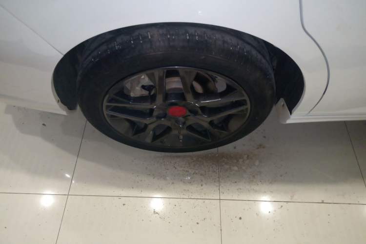 Used Dongfeng Aeolus Yixuan 2022 230T Automatic Adaptive-Beam Knight Edition Right Rear Wheel Hub