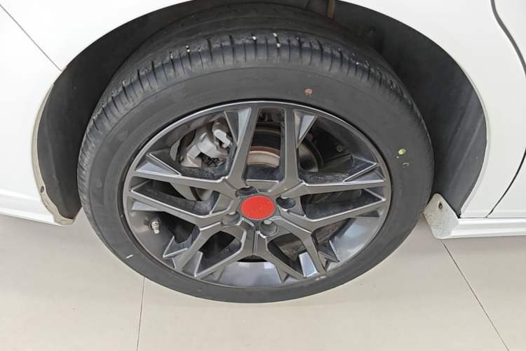 Used Dongfeng Aeolus Yixuan 2022 230T Automatic Adaptive-Beam Knight Edition Right Rear Wheel Hub