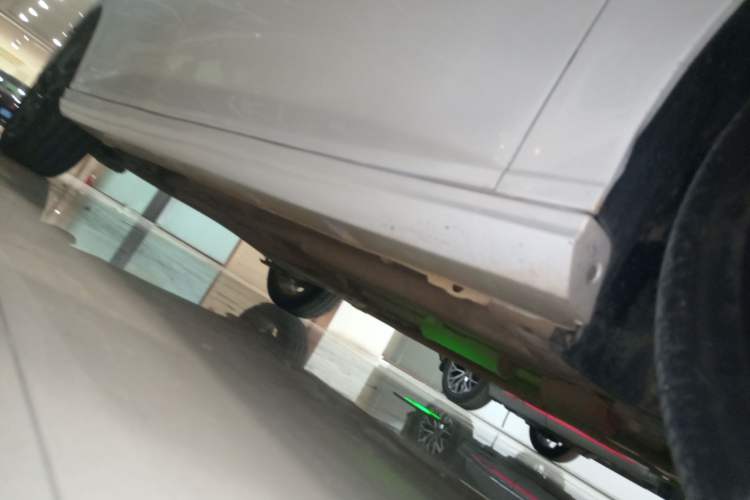 Used Dongfeng Aeolus Yixuan 2022 230T Automatic Adaptive-Beam Knight Edition Right Side Sill