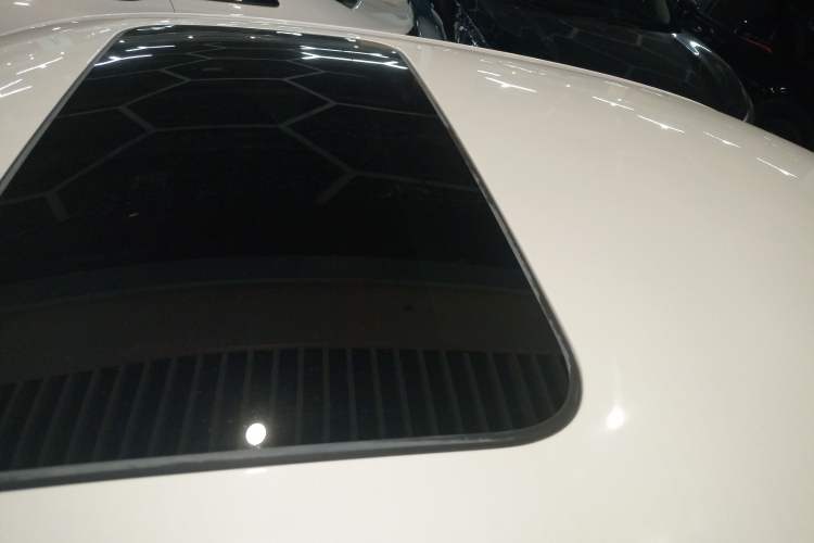 Used Dongfeng Aeolus Yixuan 2022 230T Automatic Adaptive-Beam Knight Edition Roof