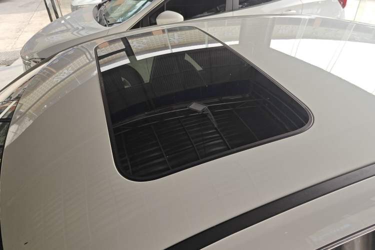 Used Dongfeng Aeolus Yixuan 2022 230T Automatic Adaptive-Beam Knight Edition Roof