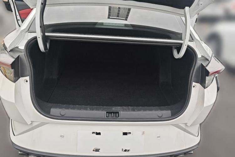 Used Dongfeng Aeolus Yixuan 2022 230T Automatic Adaptive-Beam Knight Edition Trunk