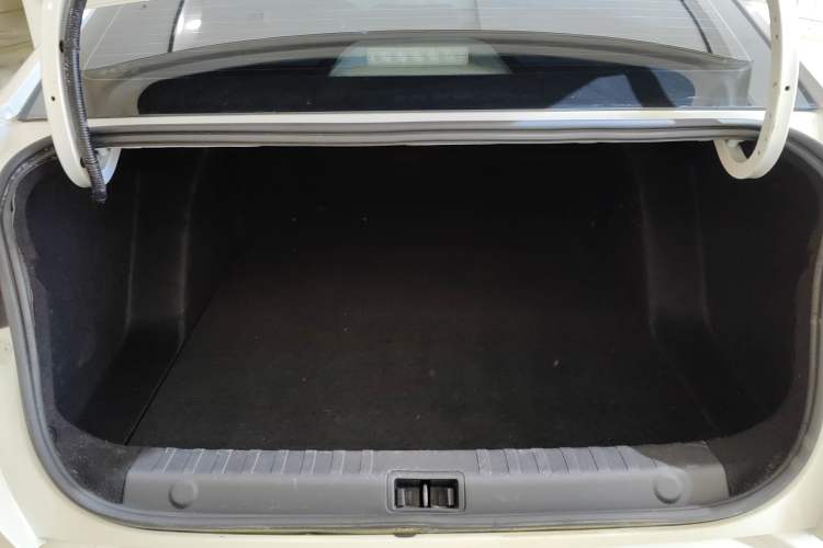 Used Dongfeng Aeolus Yixuan 2022 230T Automatic Adaptive-Beam Knight Edition Trunk