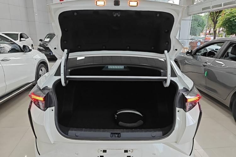 Used Dongfeng Aeolus Yixuan 2022 230T Automatic Adaptive-Beam Knight Edition Trunk