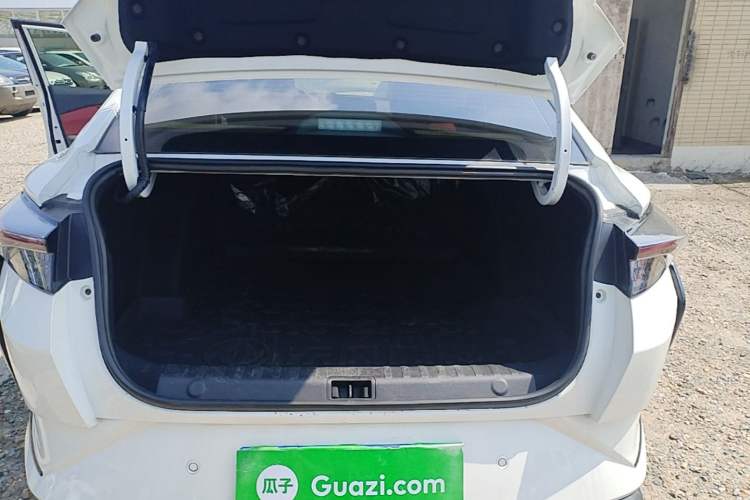 Used Dongfeng Aeolus Yixuan 2022 230T Automatic Adaptive-Beam Knight Edition Trunk
