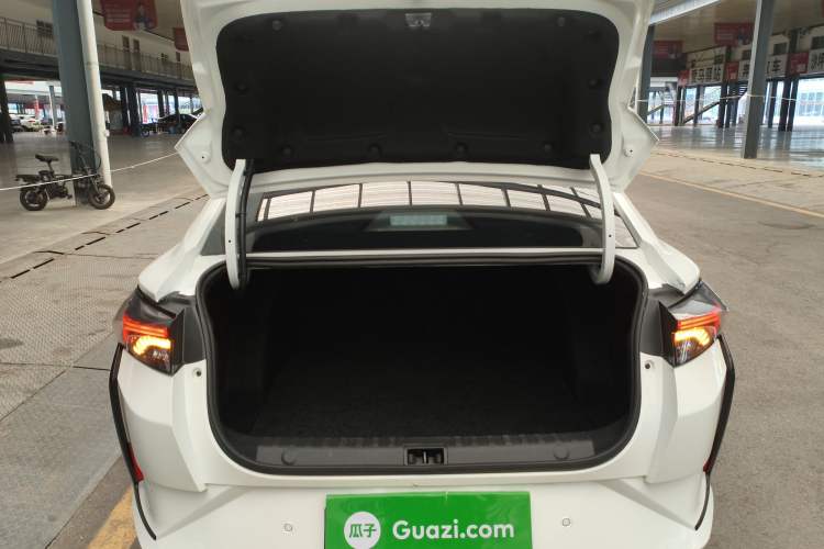Used Dongfeng Aeolus Yixuan 2022 230T Automatic Adaptive-Beam Knight Edition Trunk