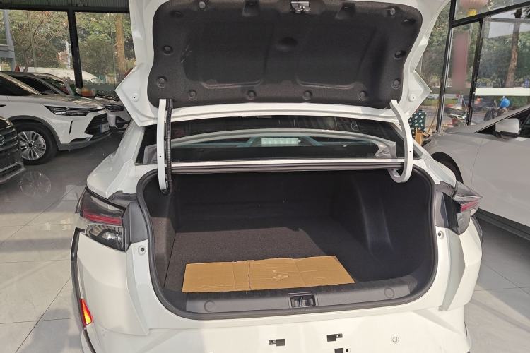 Used Dongfeng Aeolus Yixuan 2022 230T Automatic Adaptive-Beam Knight Edition Trunk
