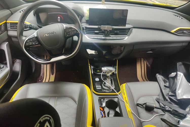 Used Dongfeng Aeolus Yixuan 2022 230T Automatic Adaptive-Beam Knight Edition Center Console