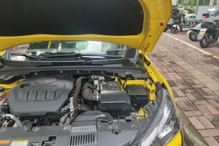 Used Dongfeng Aeolus Yixuan 2022 230T Automatic Adaptive-Beam Knight Edition Engine Bay Left