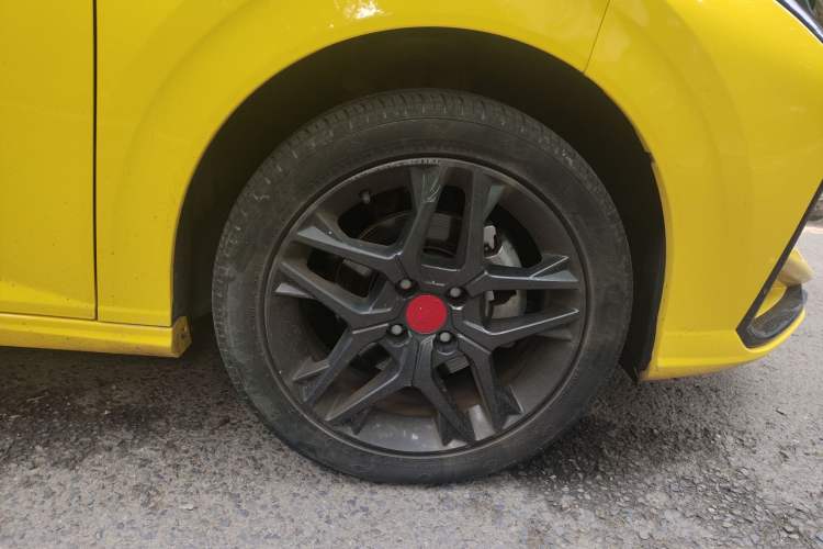 Used Dongfeng Aeolus Yixuan 2022 230T Automatic Adaptive-Beam Knight Edition Right Front Wheel Hub