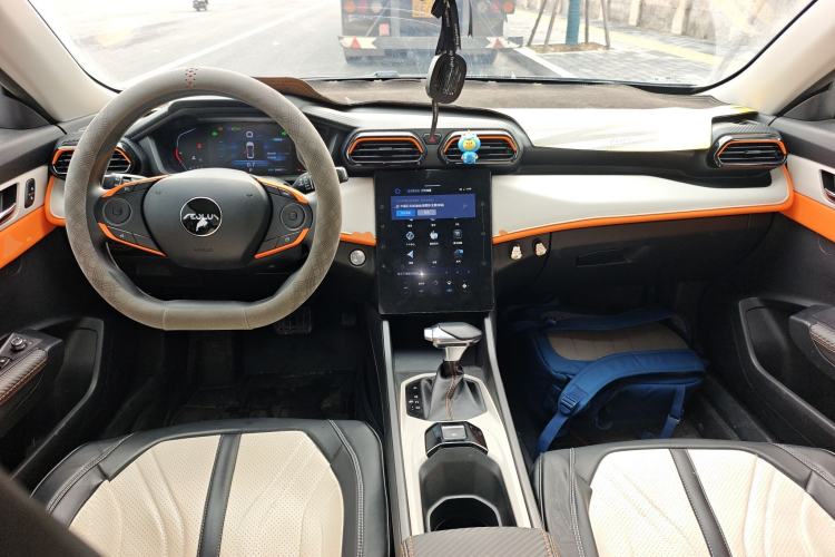 Used Dongfeng Aeolus Yixuan 2023 Mach Edition 1.5L Automatic Chasing Wind Version Center Console