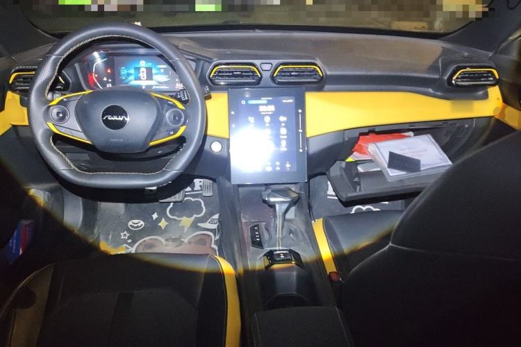 Used Dongfeng Aeolus Yixuan 2023 Mach Edition 1.5T Automatic Pursuit Rider Version Center Console