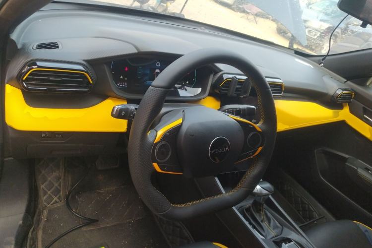 Used Dongfeng Aeolus Yixuan 2023 Mach Edition 1.5T Automatic Pursuit Rider Version Center Console