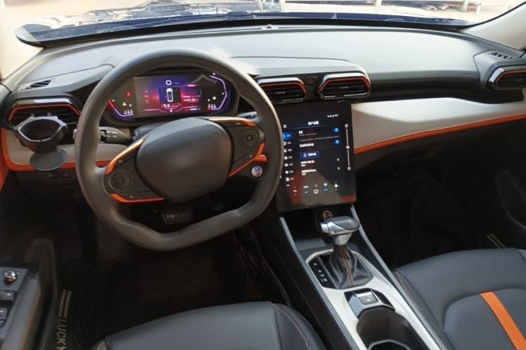 Used Dongfeng Aeolus Yixuan 2023 Mach Edition 1.5L Automatic Chasing Shadow Version Center Console