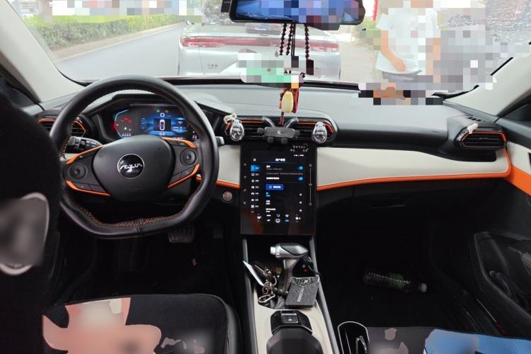 Used Dongfeng Aeolus Yixuan 2023 Mach Edition 1.5L Automatic Chasing Wind Version Center Console