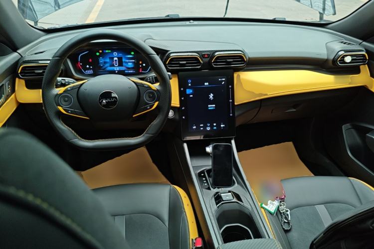 Used Dongfeng Aeolus Yixuan 2023 Mach Edition 1.5T Automatic Pursuit Rider Version Center Console