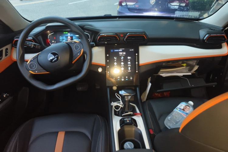 Used Dongfeng Aeolus Yixuan 2023 Mach Edition 1.5L Automatic Chasing Shadow Version Center Console