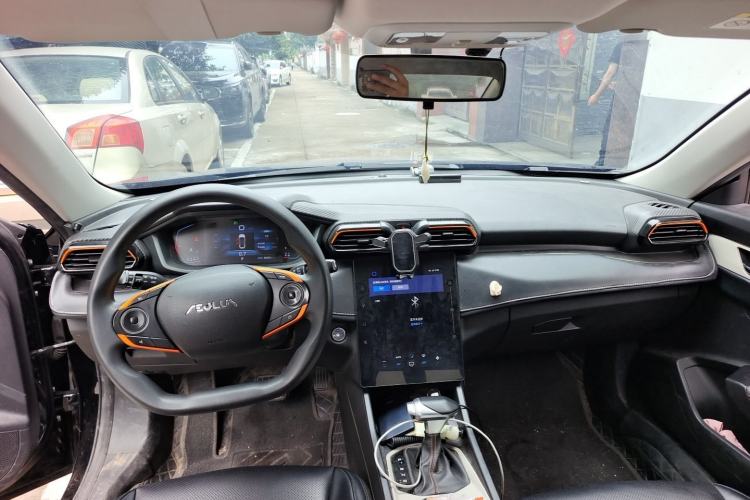 Used Dongfeng Aeolus Yixuan 2023 Mach Edition 1.5L Automatic Chasing Shadow Version Center Console