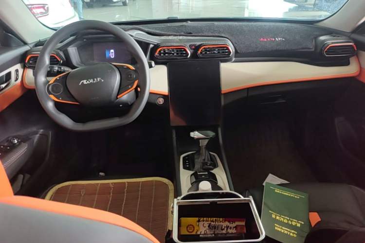 Used Dongfeng Aeolus Yixuan 2023 Mach Edition 1.5L Automatic Chasing Shadow Version Center Console