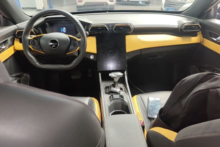 Used Dongfeng Aeolus Yixuan 2023 Mach Edition 1.5T Automatic Pursuit Rider Version Center Console