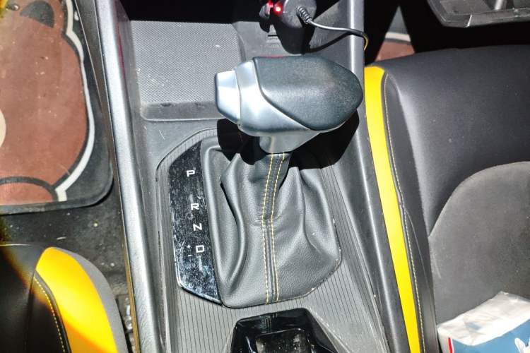 Used Dongfeng Aeolus Yixuan 2023 Mach Edition 1.5T Automatic Pursuit Rider Version Gear Lever