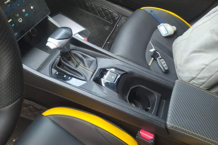 Used Dongfeng Aeolus Yixuan 2023 Mach Edition 1.5T Automatic Pursuit Rider Version Gear Lever