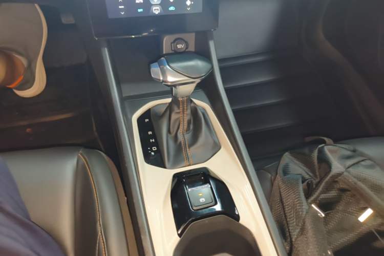 Used Dongfeng Aeolus Yixuan 2023 Mach Edition 1.5L Automatic Chasing Shadow Version Gear Lever
