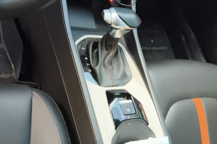 Used Dongfeng Aeolus Yixuan 2023 Mach Edition 1.5L Automatic Chasing Wind Version Gear Lever