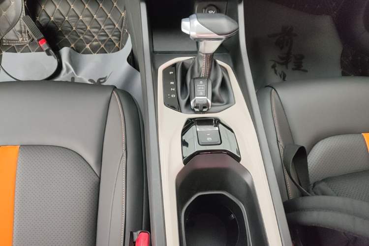 Used Dongfeng Aeolus Yixuan 2023 Mach Edition 1.5L Automatic Chasing Shadow Version Gear Lever