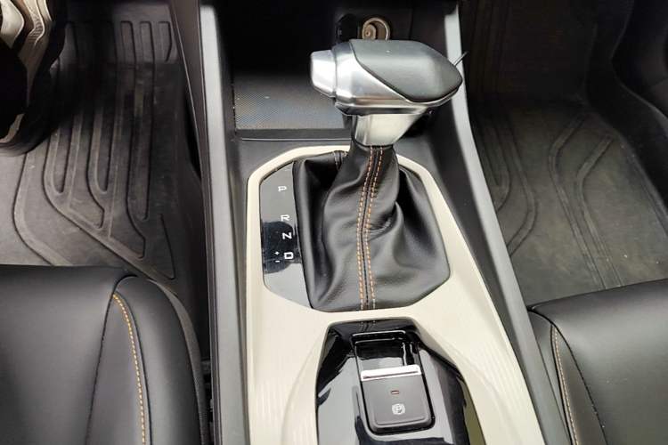 Used Dongfeng Aeolus Yixuan 2023 Mach Edition 1.5L Automatic Chasing Shadow Version Gear Lever