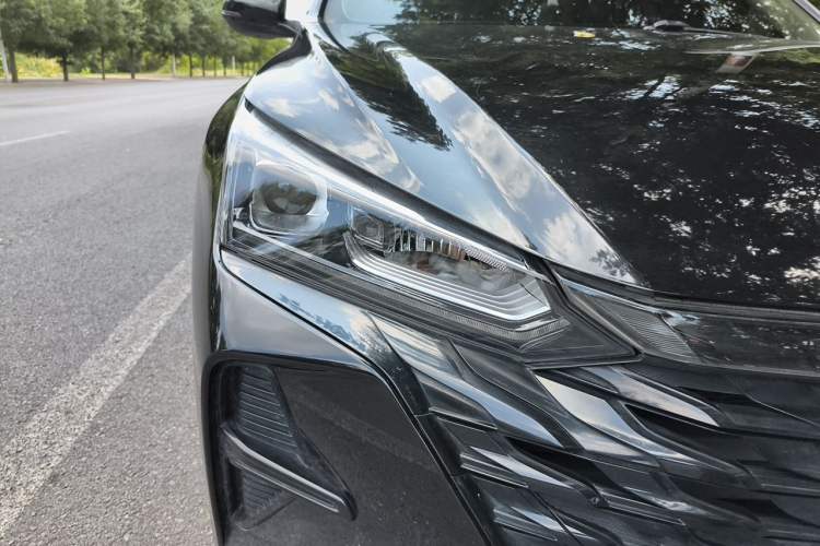 Used Dongfeng Aeolus Yixuan 2023 Mach Edition 1.5L Automatic Chasing Wind Version Right Front Headlight
