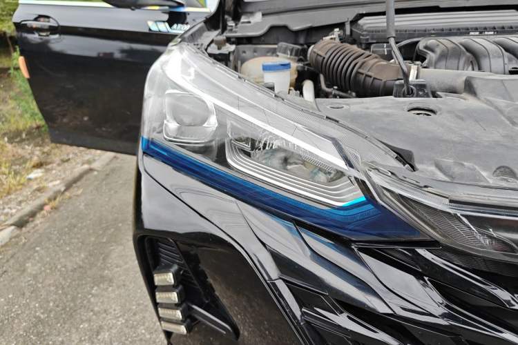 Used Dongfeng Aeolus Yixuan 2023 Mach Edition 1.5L Automatic Chasing Wind Version Right Front Headlight