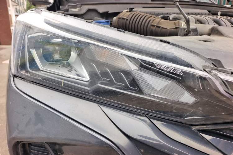 Used Dongfeng Aeolus Yixuan 2023 Mach Edition 1.5L Automatic Chasing Shadow Version Right Front Headlight
