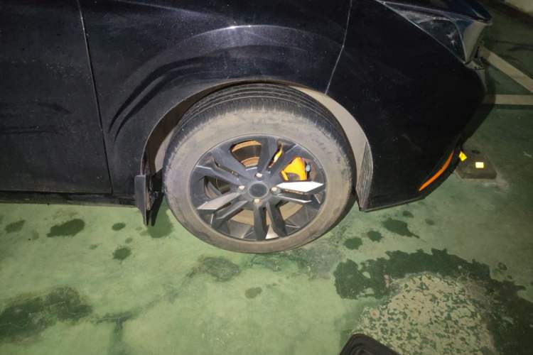 Used Dongfeng Aeolus Yixuan 2023 Mach Edition 1.5L Automatic Chasing Shadow Version Right Front Wheel Hub