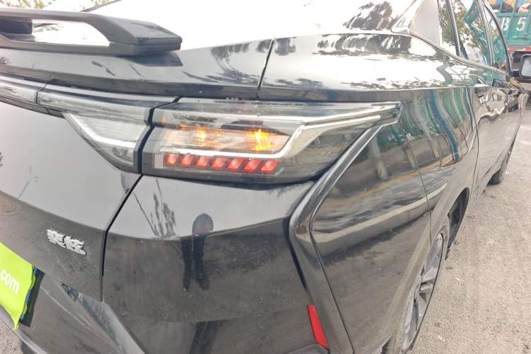 Used Dongfeng Aeolus Yixuan 2023 Mach Edition 1.5L Automatic Chasing Wind Version Right Rear Taillight