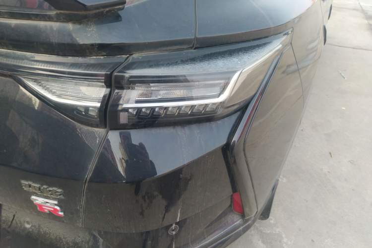 Used Dongfeng Aeolus Yixuan 2023 Mach Edition 1.5T Automatic Pursuit Rider Version Right Rear Taillight