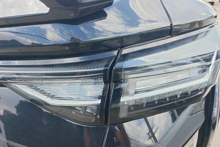 Used Dongfeng Aeolus Yixuan 2023 Mach Edition 1.5L Automatic Chasing Shadow Version Right Rear Taillight