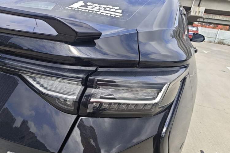 Used Dongfeng Aeolus Yixuan 2023 Mach Edition 1.5L Automatic Chasing Shadow Version Right Rear Taillight