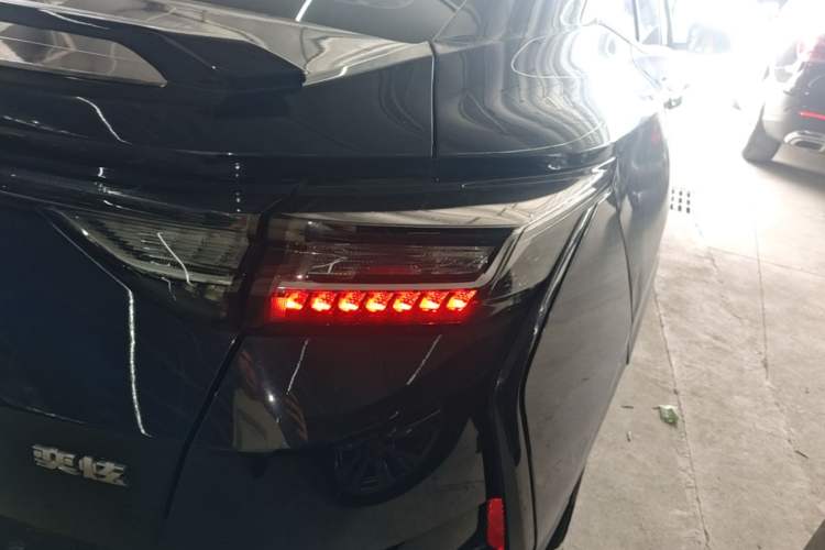 Used Dongfeng Aeolus Yixuan 2023 Mach Edition 1.5L Automatic Chasing Shadow Version Right Rear Taillight