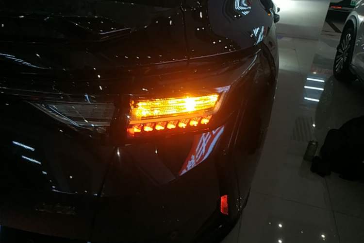 Used Dongfeng Aeolus Yixuan 2023 Mach Edition 1.5T Automatic Pursuit Rider Version Right Rear Taillight